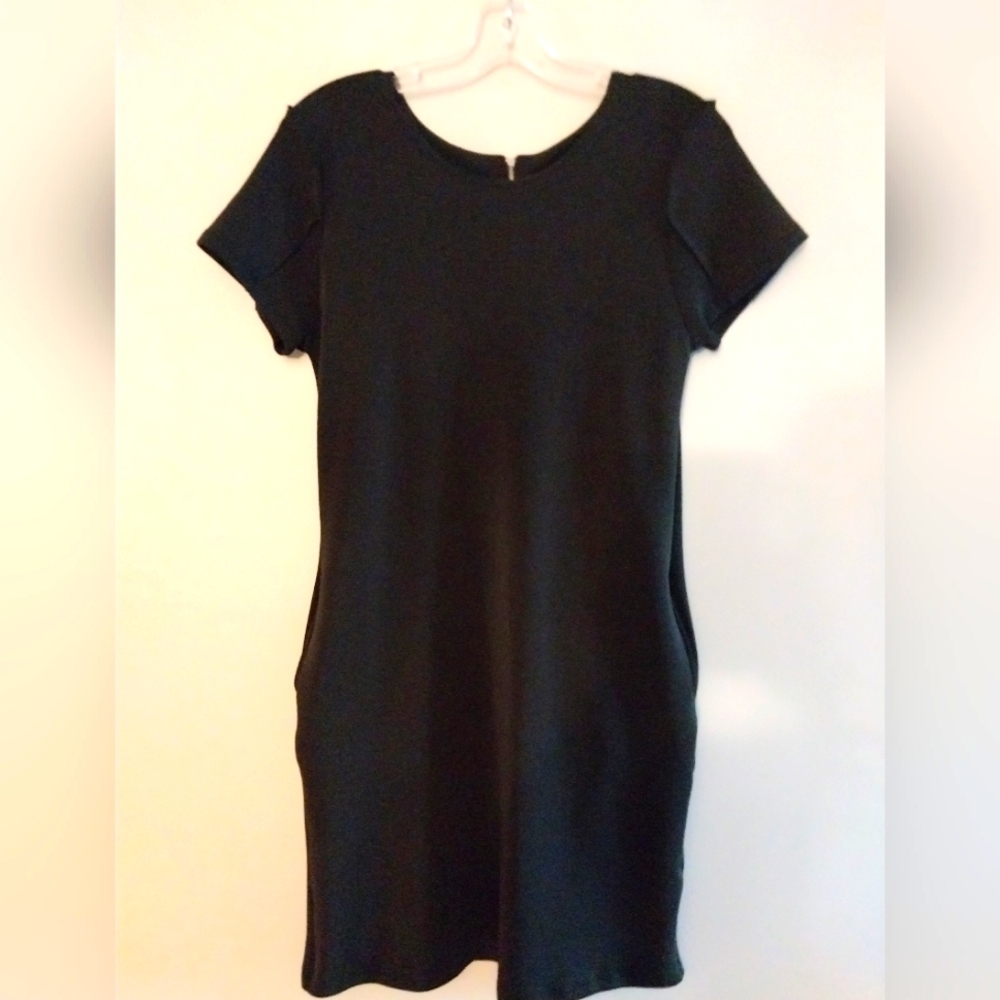 Brand new dress. Amazing fabric. Super confortable.